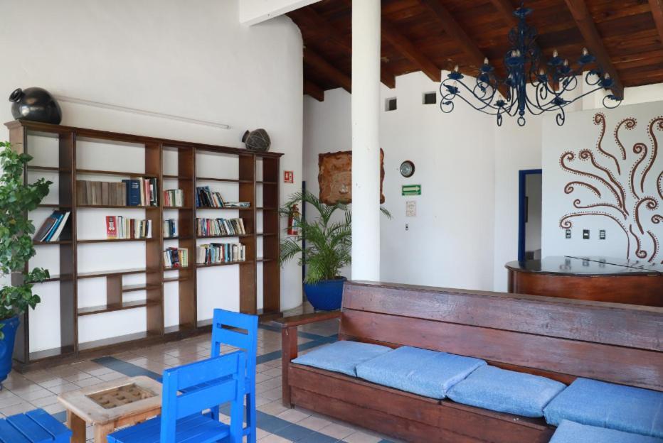 Hotel & Hostal Mayflower بويرتو إسكونديدو المظهر الخارجي الصورة