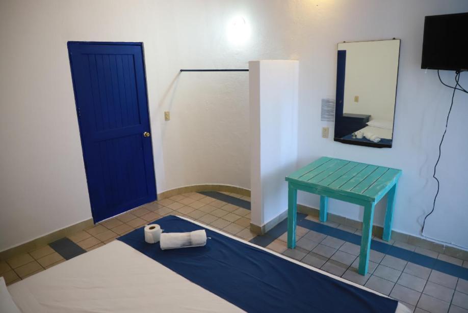 Hotel & Hostal Mayflower بويرتو إسكونديدو المظهر الخارجي الصورة