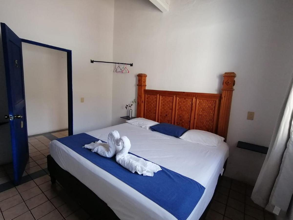 Hotel & Hostal Mayflower بويرتو إسكونديدو المظهر الخارجي الصورة